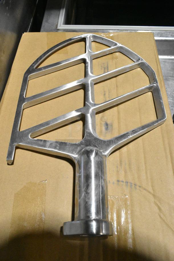 BRAND NEW SCRATCH AND DENT! Avantco MX30H Metal Commercial Floor Style 30 Quart Planetary Dough Mixer w/ Stainless Steel Bowl, Bowl Guard, Whisk, Paddle Attachments. 120 Volts, 1 Phase. Tested and Power On But Parts Do Not Move. Upper Drive Pully Is Broken, Will Work If Replaced - Image 7 of 7