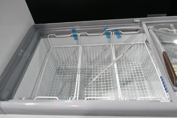 BRAND NEW SCRATCH AND DENT! Avantco 360DFF20HCL 70 7/8" Customizable Flat Top Display Ice Cream Freezer on Commercial Casters. 115 Volts, 1 Phase. Tested and Working! - Image 5 of 7