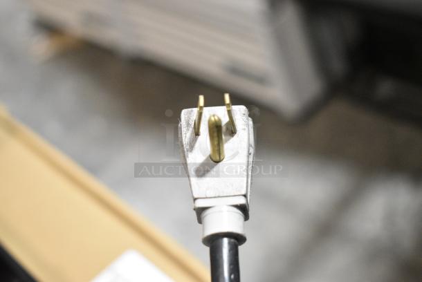 True GDM-26 Metal Commercial Single Door Reach In Cooler Merchandiser w/ Poly Coated Racks. 115 Volts, 1 Phase. Tested and Working! - Image 2 of 5