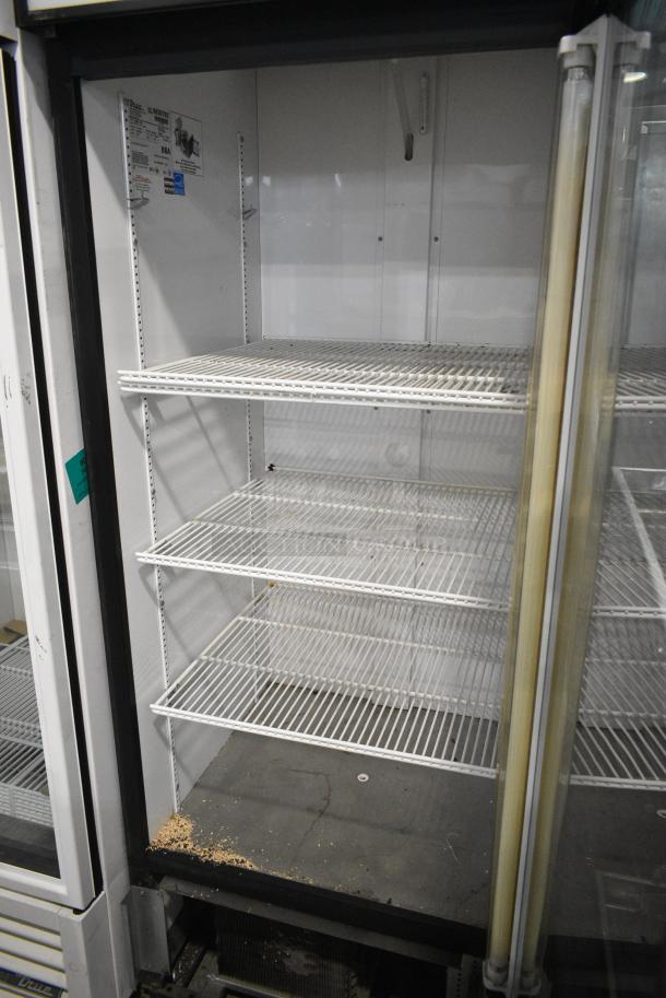 True GDM-26 Metal Commercial Single Door Reach In Cooler Merchandiser w/ Poly Coated Racks. 115 Volts, 1 Phase. Tested and Working! - Image 4 of 5