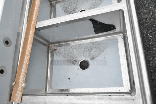 BRAND NEW SCRATCH AND DENT! Regency 600S32030230 124" 16-Gauge Stainless Steel Three Compartment Commercial Sink with 2 Drainboards - 20" x 30" x 14" Bowls - Image 4 of 7