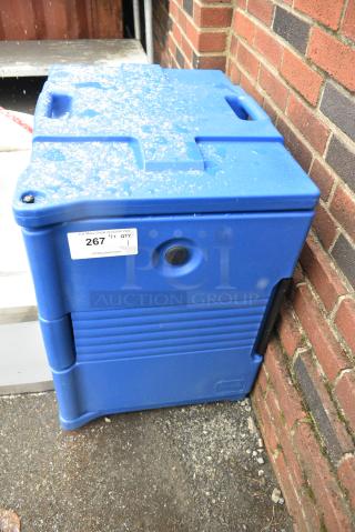 BRAND NEW SCRATCH AND DENT! Cambro Blue Poly Insulated Food Carrying Case.
