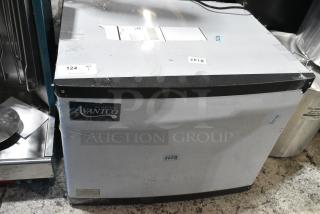 BRAND NEW SCRATCH AND DENT! 2024 Avantco 194MCH430A Stainless Steel Modular Half Cube Ice Machine - 400 lb. 115 Volts, 1 Phase.