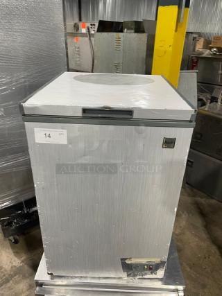 Avanti Commercial Free Standing Chest Freezer! Model: CF101PS SN: A52620810111040180344! 115V! - Item #1155749