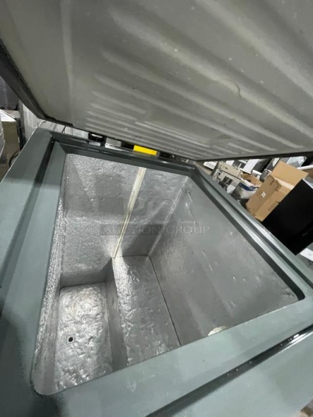 Avanti Commercial Free Standing Chest Freezer! Model: CF101PS SN: A52620810111040180344! 115V! - Image 6 of 7