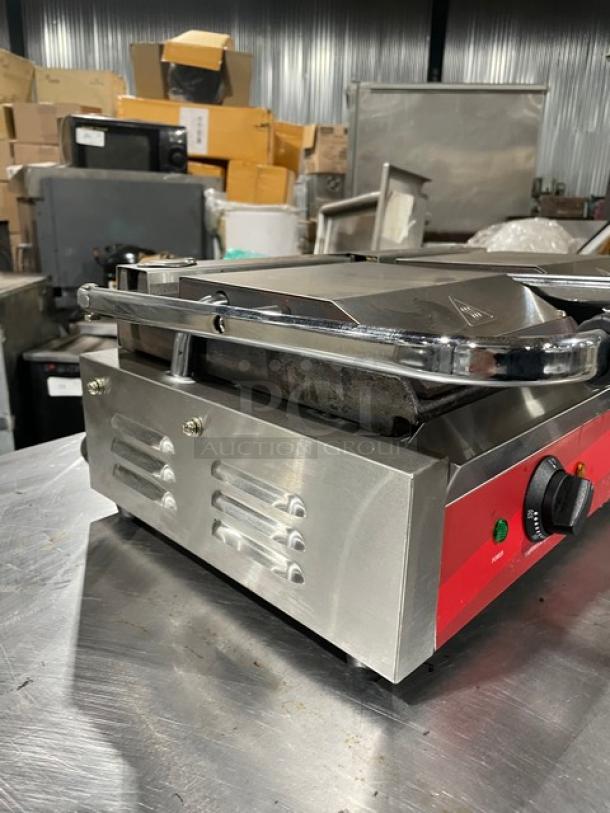 Avantco Commercial Stainless Steel Electric Powered Countertop Double Panini/Sandwich Press Grill! With Smooth Cast Iron Plates! On Legs! - Image 2 of 8