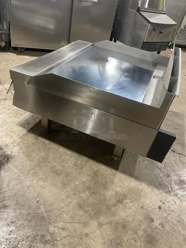 Brand New! Garland CG Series Commercial Stainless Steel Natural Gas Powered Mirror-Shine Polished Countertop Flat Griddle! With Back & Side Splashes! With Thermostatic Controls! On Legs! - Image 4 of 9