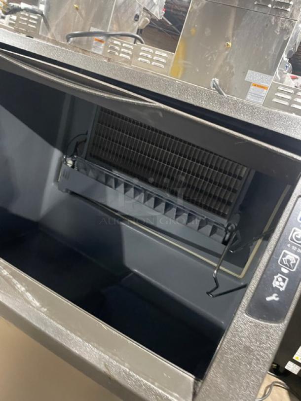Manitowoc Commercial Stainless Steel Air Cooled Undercounter Half Dice Ice Machine! Model: UY0310A-161B SN: 310375823! 115V 1 Phase! On Legs! - Image 4 of 7