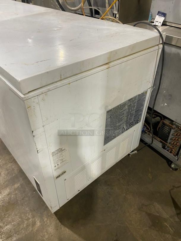 Frigidaire Commercial White Free Standing Chest Freezer! Model: FFCL2542AW SN: AA31860253! 115V! On Casters! Working When Removed! - Image 2 of 9