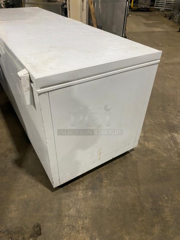 Frigidaire Commercial White Free Standing Chest Freezer! Model: FFCL2542AW SN: AA31860253! 115V! On Casters! Working When Removed! - Image 3 of 9