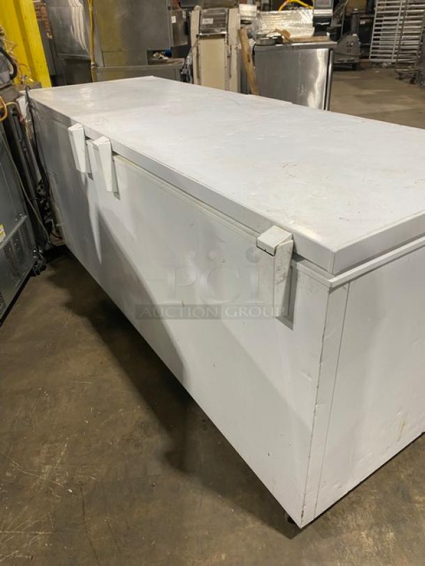 Frigidaire Commercial White Free Standing Chest Freezer! Model: FFCL2542AW SN: AA31860253! 115V! On Casters! Working When Removed! - Image 4 of 9
