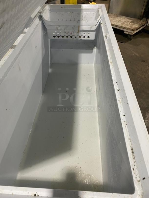 Frigidaire Commercial White Free Standing Chest Freezer! Model: FFCL2542AW SN: AA31860253! 115V! On Casters! Working When Removed! - Image 5 of 9