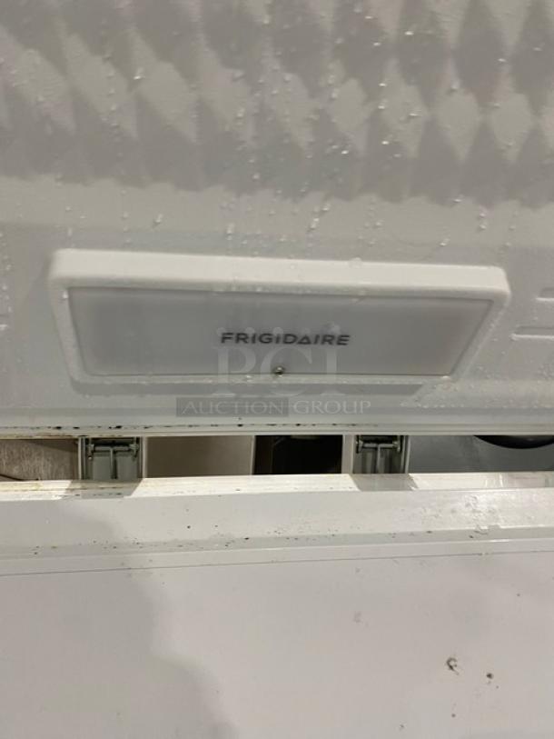 Frigidaire Commercial White Free Standing Chest Freezer! Model: FFCL2542AW SN: AA31860253! 115V! On Casters! Working When Removed! - Image 6 of 9