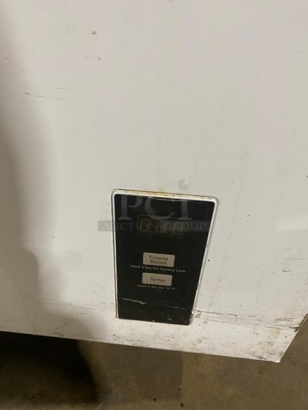 Frigidaire Commercial White Free Standing Chest Freezer! Model: FFCL2542AW SN: AA31860253! 115V! On Casters! Working When Removed! - Image 7 of 9