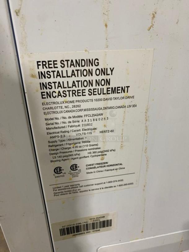 Frigidaire Commercial White Free Standing Chest Freezer! Model: FFCL2542AW SN: AA31860253! 115V! On Casters! Working When Removed! - Image 8 of 9