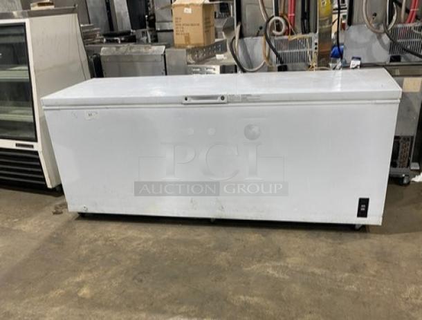Frigidaire Commercial White Free Standing Chest Freezer! Model: FFCL2542AW SN: AA31860253! 115V! On Casters! Working When Removed! - Image 1 of 9