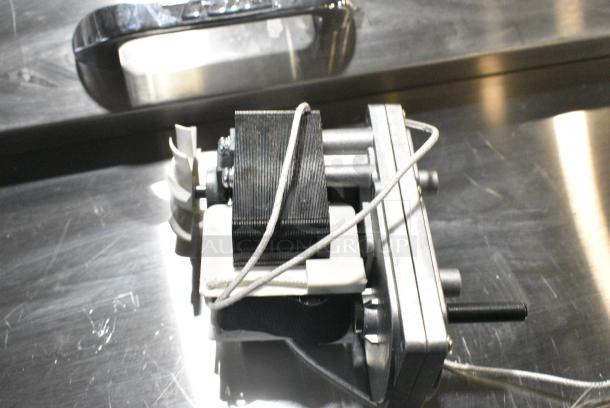 BRAND NEW SCRATCH AND DENT! 177CMOTOR240 Avantco 184PBT3H Main Drive Motor for BT18H Conveyor Bun Grill Toasters. 208/240 Volts - Image 3 of 5