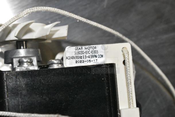 BRAND NEW SCRATCH AND DENT! 177CMOTOR240 Avantco 184PBT3H Main Drive Motor for BT18H Conveyor Bun Grill Toasters. 208/240 Volts - Image 4 of 5