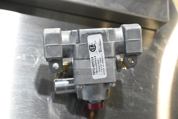 2 BRAND NEW SCRATCH AND DENT! Items Including HP5919600438 Hobart 00-438527-00001 Shoe, Front and 683172000D Robertshaw 1720-00D Natural Gas / Liquid Propane Safety Valve; 7/16" Gas In / Out; 1/4" Pilot In / Out. 2 Times Your Bid! - Image 9 of 11