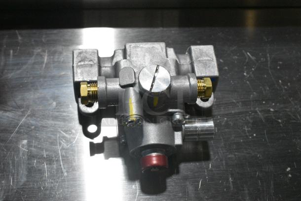 2 BRAND NEW SCRATCH AND DENT! Items Including HP5919600438 Hobart 00-438527-00001 Shoe, Front and 683172000D Robertshaw 1720-00D Natural Gas / Liquid Propane Safety Valve; 7/16" Gas In / Out; 1/4" Pilot In / Out. 2 Times Your Bid! - Image 10 of 11