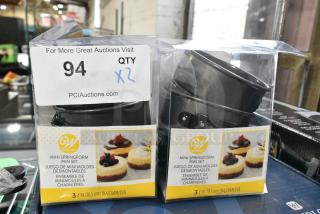 2 BRAND NEW SCRATCH AND DENT! Wilton 191002561 4" x 1 7/8" Non-Stick Steel Mini Springform Cake Pan - 3/Set. 2 Times Your Bid!