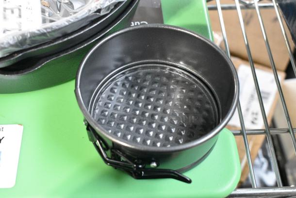 2 BRAND NEW SCRATCH AND DENT! Wilton 191002561 4" x 1 7/8" Non-Stick Steel Mini Springform Cake Pan - 3/Set. 2 Times Your Bid! - Image 3 of 5