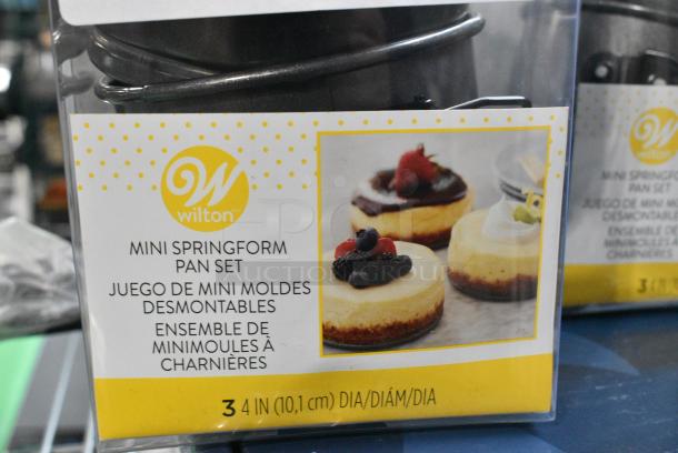 2 BRAND NEW SCRATCH AND DENT! Wilton 191002561 4" x 1 7/8" Non-Stick Steel Mini Springform Cake Pan - 3/Set. 2 Times Your Bid! - Image 4 of 5