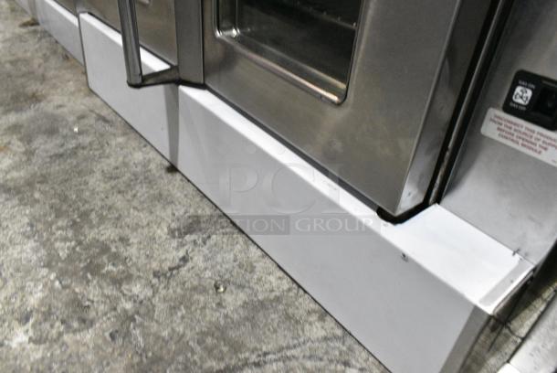 Blodgett Stainless Steel Commercial Natural Gas Powered Full Size Convection Oven w/ View Through Doors, Thermostatic Controls and Metal Oven Racks. - Image 3 of 6