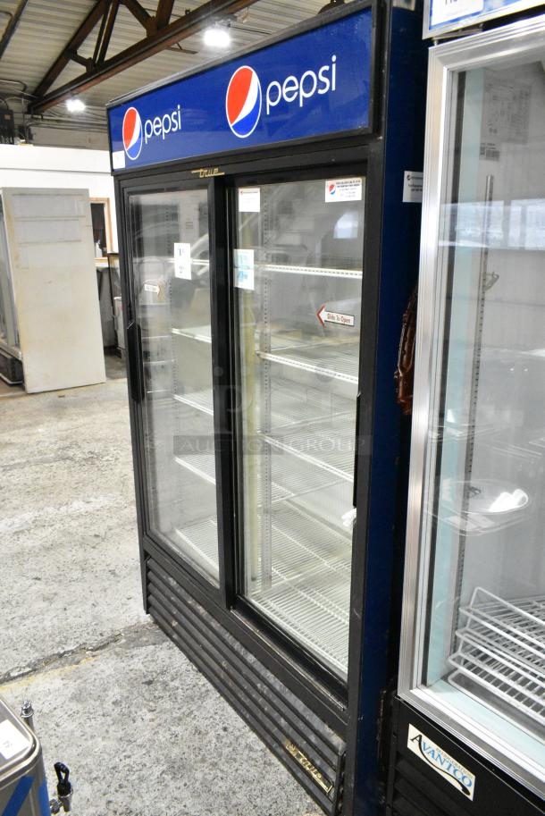 True GDM-45 Metal Commercial 2 Door Reach In Cooler Merchandiser w/ Poly Coated Racks. 115 Volts, 1 Phase. Tested and Working! - Image 3 of 6