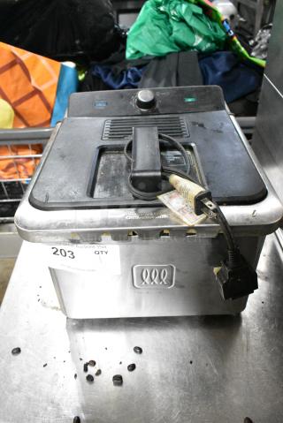 Toastmaster TM-168DF Metal Countertop Electric Fryer w/ Lid. 120 Volts, 1 Phase.