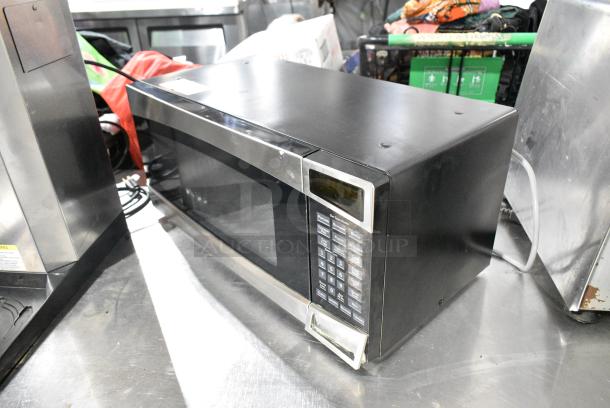 General Electric GE PEM31SM4SS Stainless Steel Microwave Oven w/ Plate. 120 Volts, 1 Phase. - Image 3 of 6