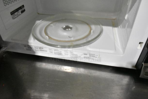 General Electric GE PEM31SM4SS Stainless Steel Microwave Oven w/ Plate. 120 Volts, 1 Phase. - Image 4 of 6