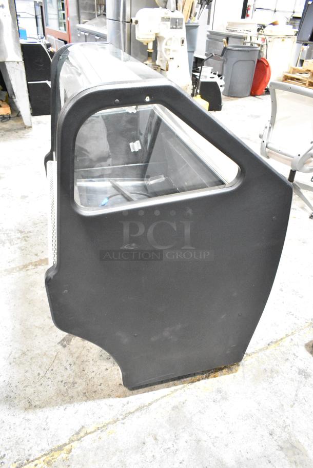 Universal Coolers Metal Commercial Floor Style Deli Display Case Merchandiser. 115 Volts, 1 Phase. Tested and Powers On But Does Not Get Cold - Image 3 of 6
