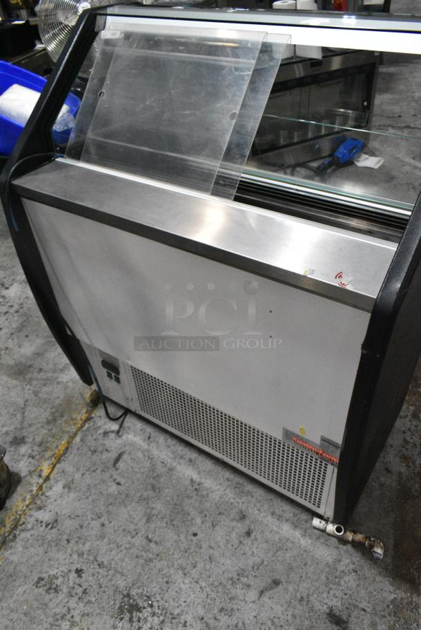 Universal Coolers Metal Commercial Floor Style Deli Display Case Merchandiser. 115 Volts, 1 Phase. Tested and Powers On But Does Not Get Cold - Image 5 of 6