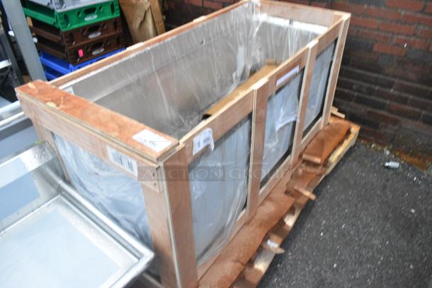 BRAND NEW SCRATCH AND DENT! Regency 600BB2460 24" x 60" Stainless Steel Beer Box with 3" Backsplash - 20 3/4" x 57 3/4" x 18" Bowl - Image 2 of 5