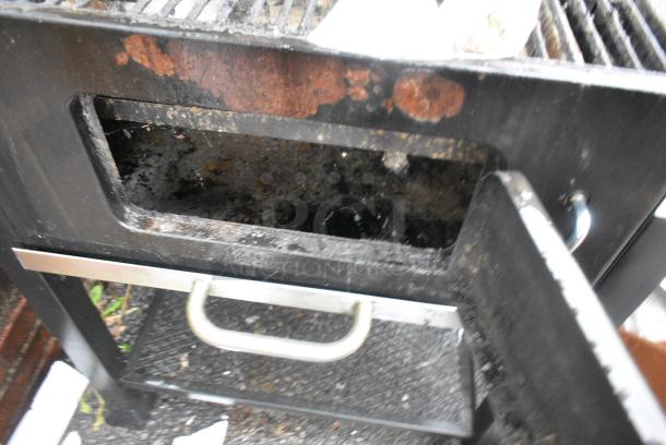 Black Metal Outdoor Portable Grill. - Image 4 of 4