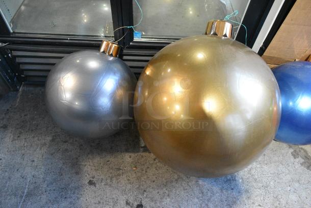 ALL ONE MONEY! Lot of Christmas Decor Including 6 Large Blow Up Ornaments (5 blown up and 1 New In Box) and 1 Fast Inflator - Image 5 of 12