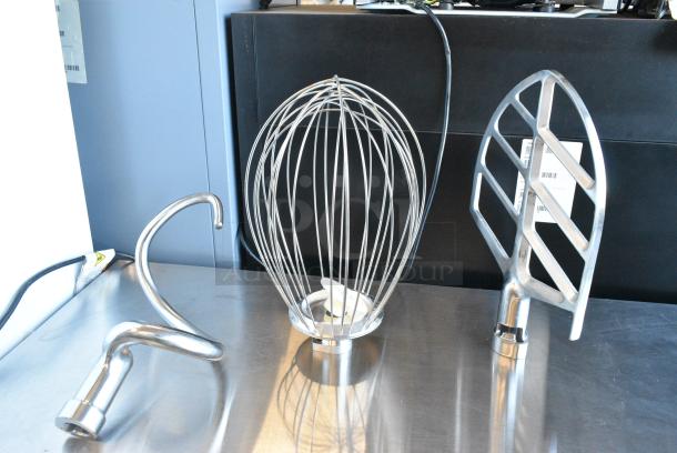 BRAND NEW SCRATCH AND DENT! Avantco 177MX40H 40 Qt. Planetary Floor Mixer w/ Stainless Steel Mixing Bowl, Bowl Guard, Dough Hook, Paddle and Whisk Attachments. 240 Volts, 1 Phase. - Image 6 of 7