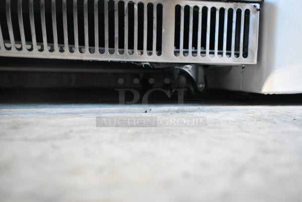 BRAND NEW SCRATCH AND DENT! 2023 Avantco 178SSCFT60HC 60" Stainless Steel Refrigerated Salad Bar / Cold Food Table on Commercial Casters. 115 Volts, 1 Phase. Tested and Working! - Image 3 of 7