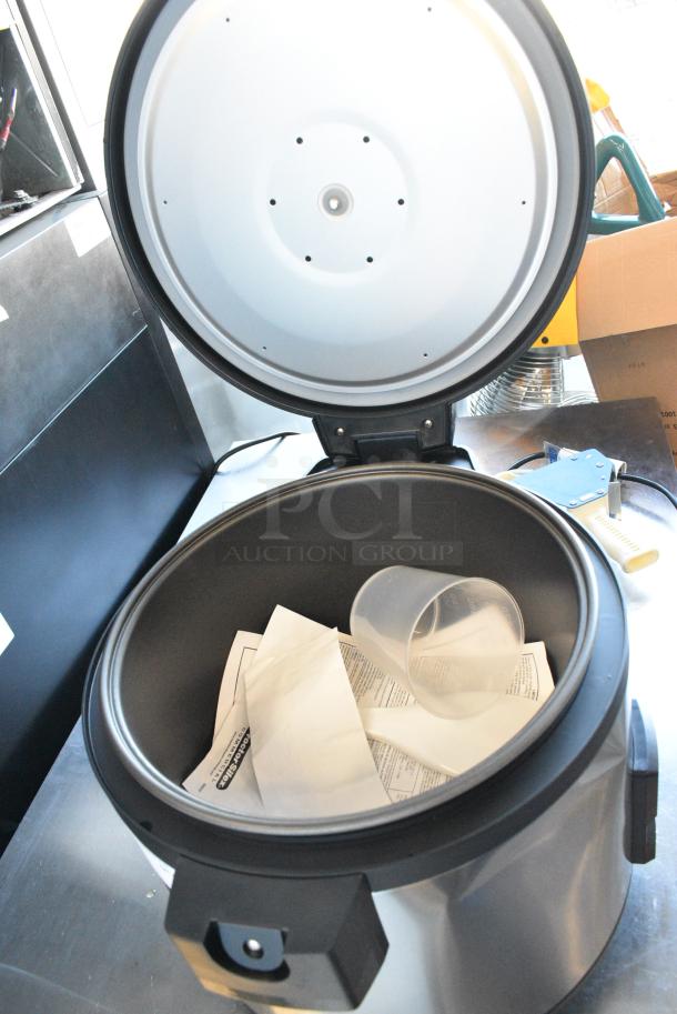 BRAND NEW SCRATCH AND DENT! Proctor Silex 37560R 60 Cup (30 Cup Raw) Electric Rice Cooker / Warmer. 120 Volts, 1 Phase. Tested and Working! - Image 4 of 7