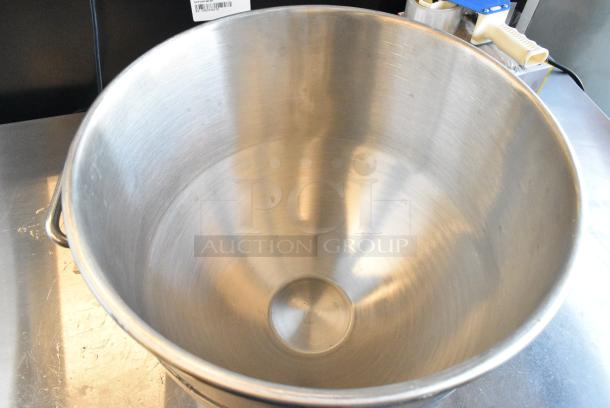 BRAND NEW SCRATCH AND DENT! Avantco 177MX30BOWL 30 Qt. 304 Stainless Steel Mixing Bowl - Image 3 of 4