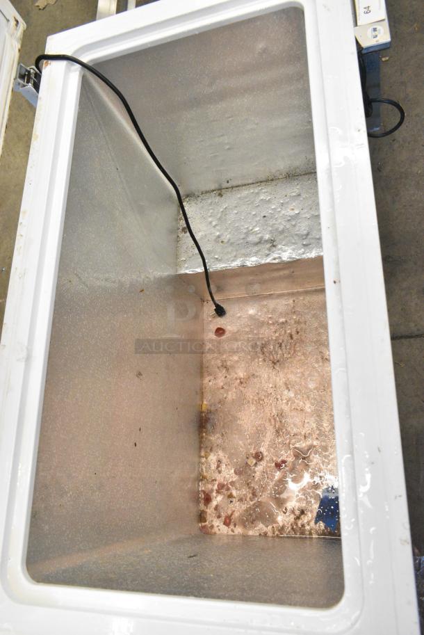 Hisense FC72D6BWE Metal Chest Freezer w/ Hinge Lid. 115 Volts, 1 Phase. Tested and Powers On But Does Not Get Cold - Image 3 of 5