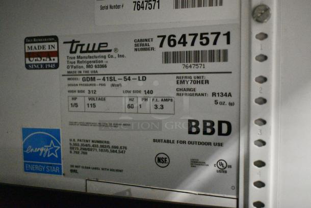 True GDM-41SL-54-LD Metal Commercial 2 Door Reach In Cooler Merchandiser w/ Poly Coated Racks. 115 Volts, 1 Phase. Tested and Working! - Image 5 of 6