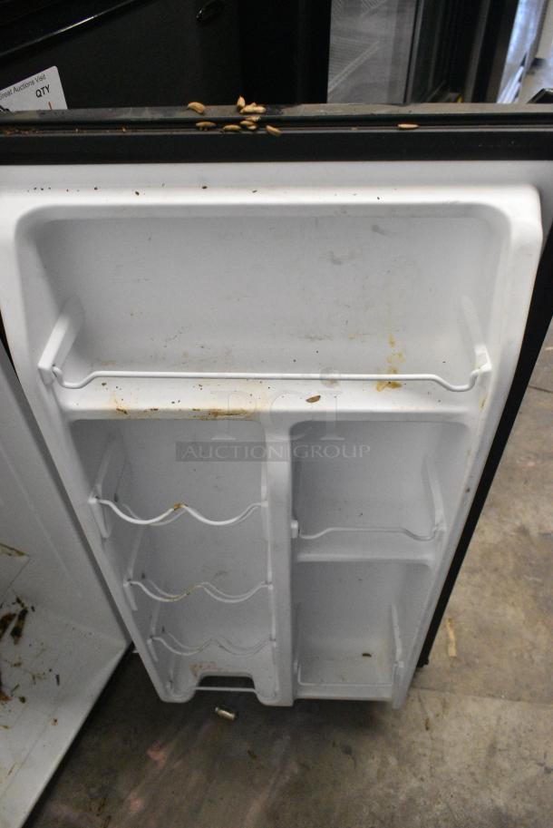 Galanz GLR33MBKE23 Mini Cooler. 115 Volts, 1 Phase. Cannot Test Due To Missing Power Cord - Image 4 of 5