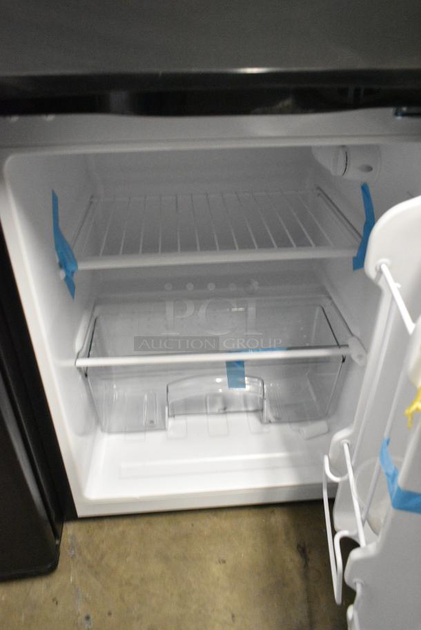 Danby DCR031B1BSLDD Mini Cooler w/ Freezer. 115 Volts, 1 Phase. Tested and Powers On But Does Not Get Cold - Image 5 of 7