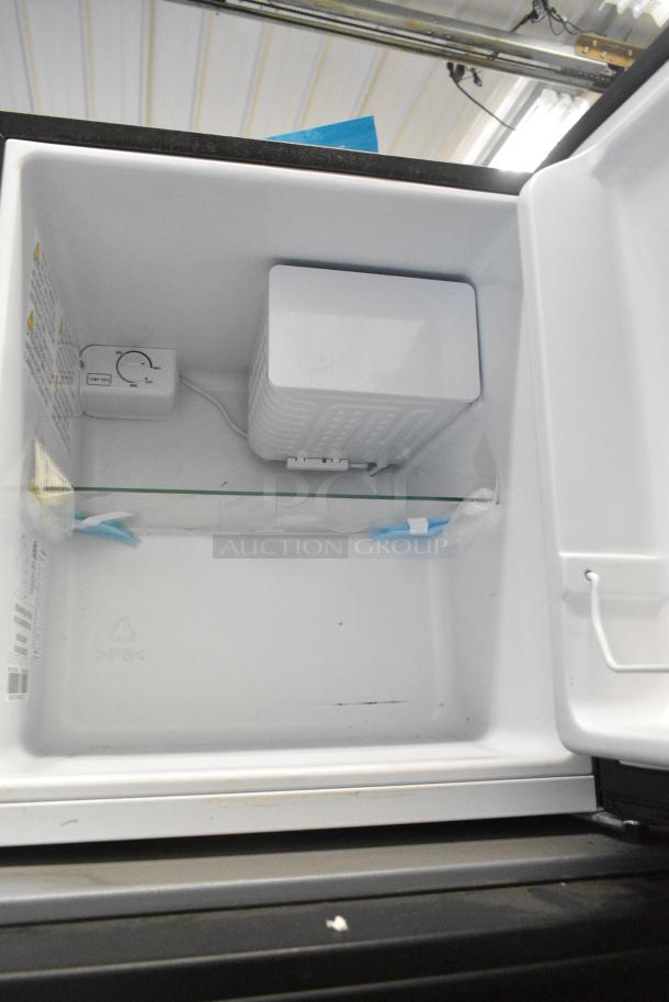 Hisense WMS017M6XBE Mini Cooler. 115 Volts, 1 Phase. Tested and Powers On But Does Not Get Cold - Image 3 of 6
