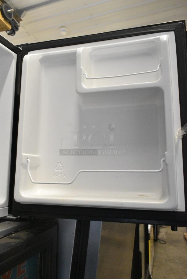 Hisense WMS017M6XBE Mini Cooler. 115 Volts, 1 Phase. Tested and Powers On But Does Not Get Cold - Image 4 of 6