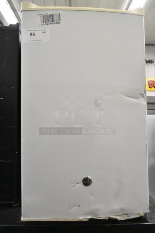 General Electric GE GME04GGHWW Mini Cooler. Tested and Powers On But Does Not Get Cold
