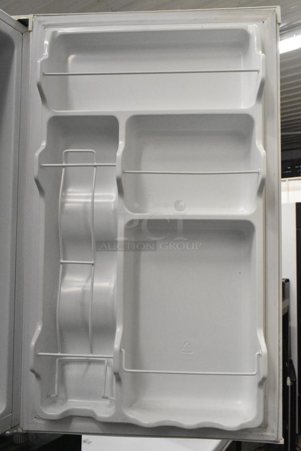 General Electric GE GME04GGHWW Mini Cooler. Tested and Powers On But Does Not Get Cold - Image 4 of 5