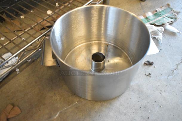 6 Various Items Including Stock Pot and Cylindrical Drop In Straining Bins. 6 Times Your Bid! - Image 4 of 5